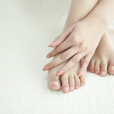 MANICURE E PDICURE Foot of the woman